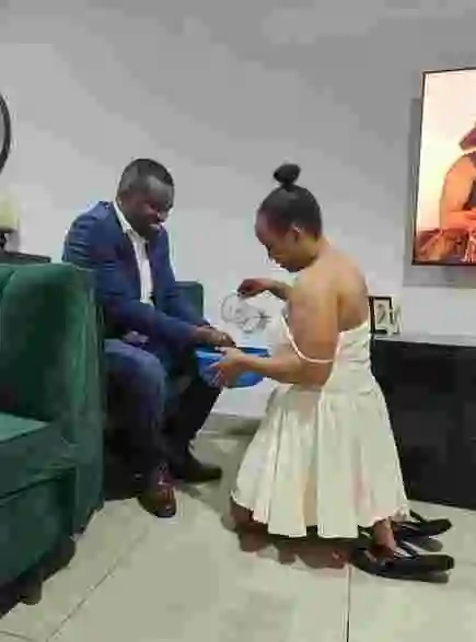 Nigerian Lady Shares Photo Of A Respectful And Submissive Woman