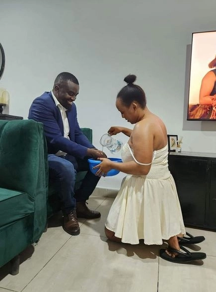 Nigerian Lady Shares Photo Of A Respectful And Submissive Woman